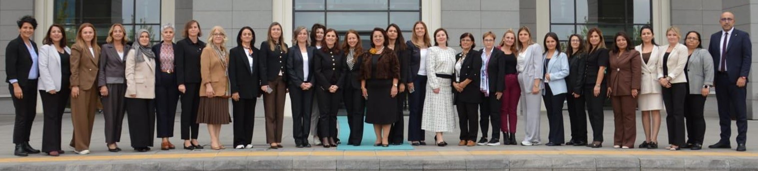 Kamu Hastaneleri Sağlık Bakım Hizmetleri Güçlendirme ve Geliştirme Komisyonu’nun ilk toplantısı, Dekanımız Prof. Dr. Ayşegül DÖNMEZ’in katılımıyla gerçekleştirild